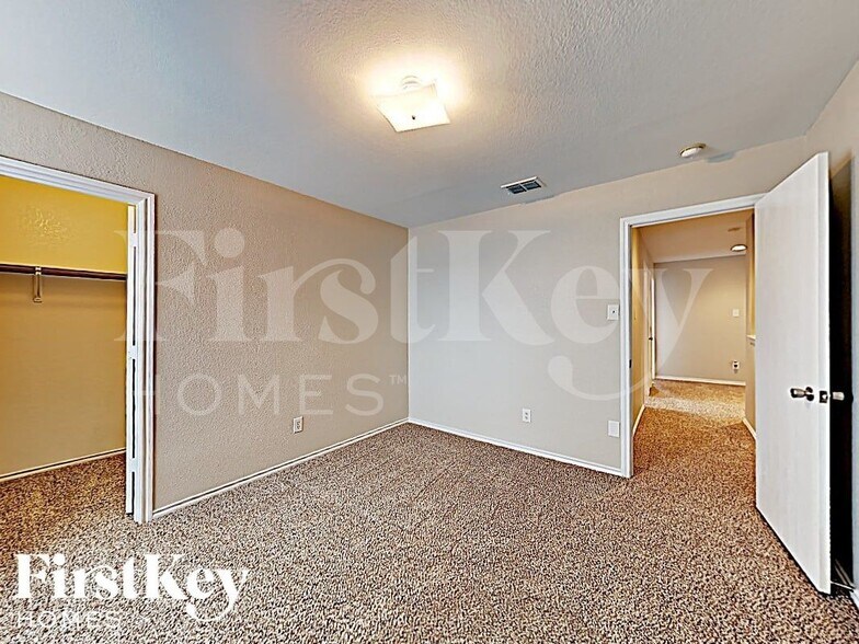 Building Photo - 2801 Spencer Cir