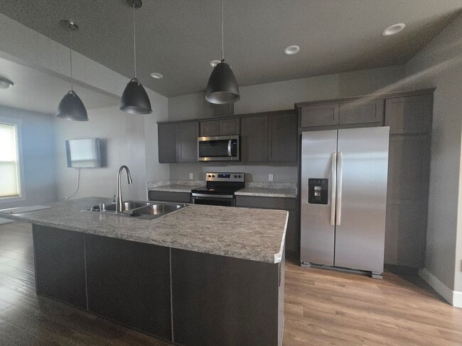 Building Photo - 2 bedroom 2.5 Bathroom Townhome
