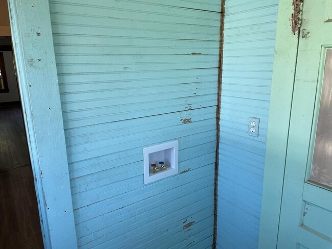 Building Photo - 610 Noble St