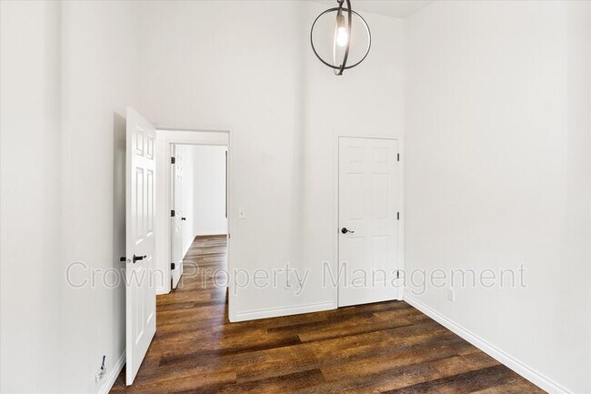 Building Photo - 2530 E Edgewood Dr
