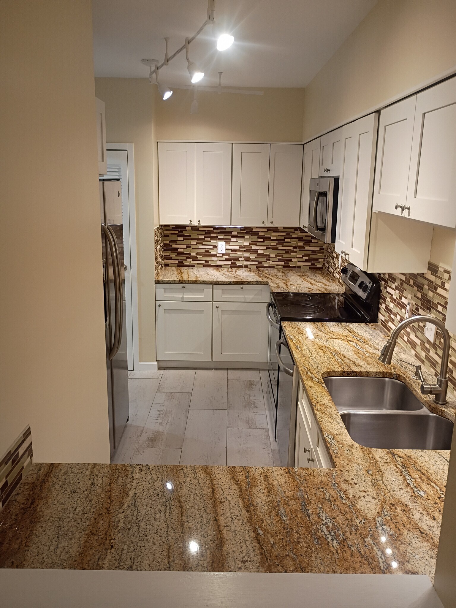 Building Photo - 601 1st St S