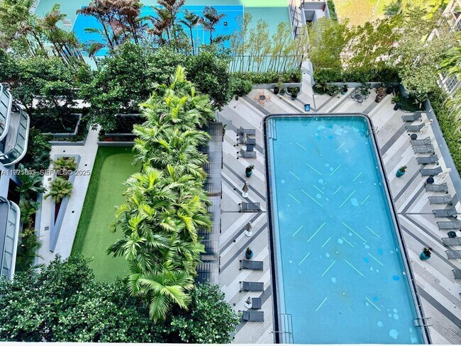 Building Photo - 121 NE 34th St