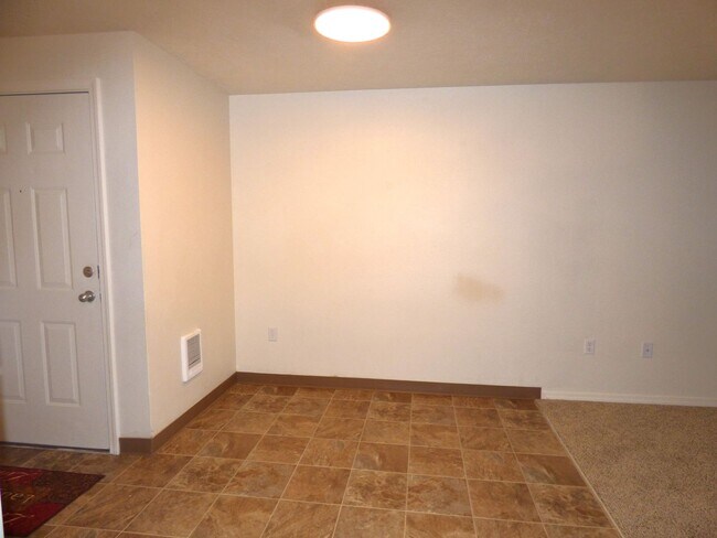 Building Photo - Rent Special: FREE September's Rent!! Second Floor 3 Bedroom apartment