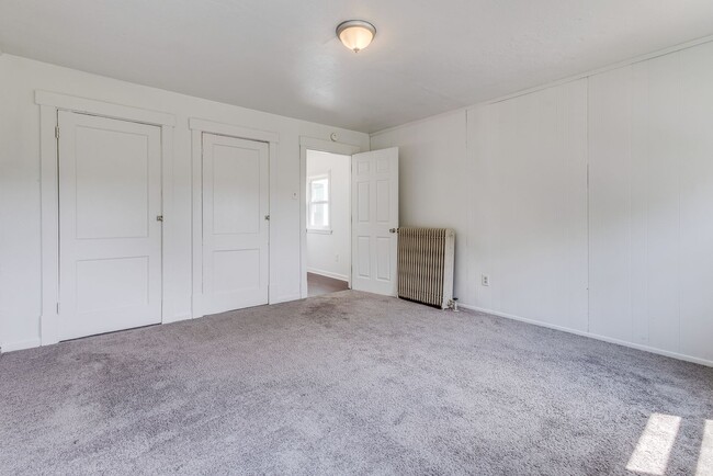 Building Photo - AVAILABLE July 2026 - Huge 5 Bedroom, 2 Bath Home in South Side Slopes w/ Garage Attached!