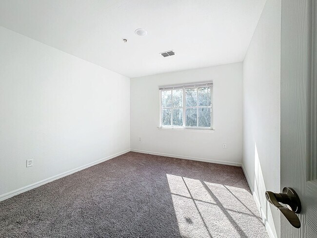 Building Photo - Townhouse For Lease in Saint Cloud