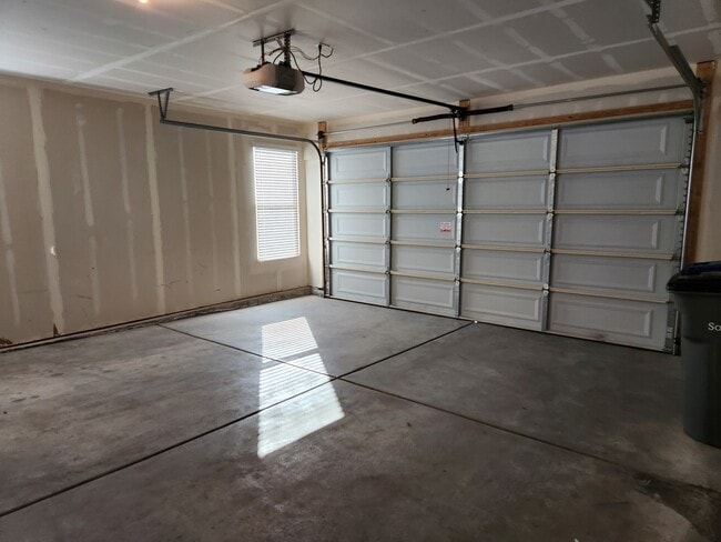Building Photo - Great 3 Bd 2 Ba Townhome 2 Car Garage