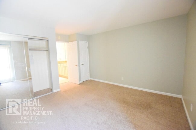 Building Photo - Bright & Spacious 1-Bedroom in Prime Oakla...