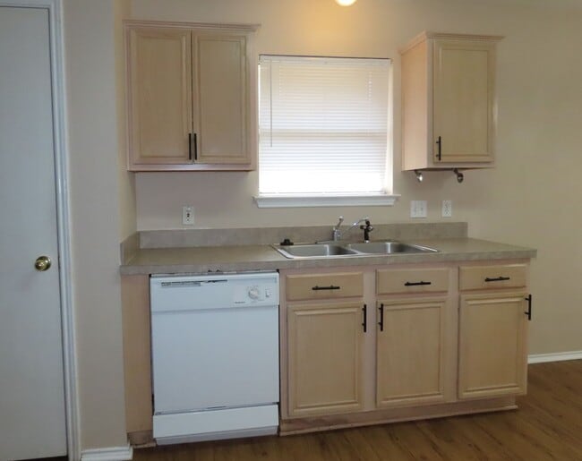 Building Photo - Charming 3 Bedroom, 2 Bath House in Flint-...