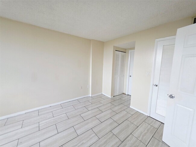 Building Photo - 15600 NW 7th Ave