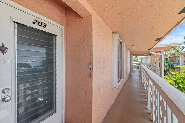 Building Photo - 1621 NW 20th Ave
