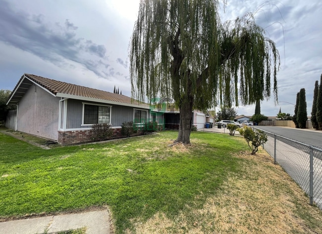 Building Photo - NOW AVAILABLE! Make this spacious 4 bedroo...