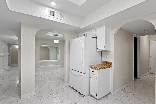 Building Photo - 8500 Mountain View Dr