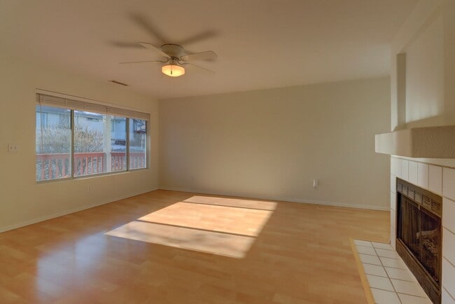 Building Photo - 2 bed 2 bath Condo in Montana Terraces