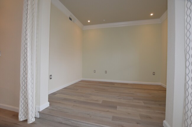 Building Photo - Meridian Luxury Top Floor Unfurnished Stud...