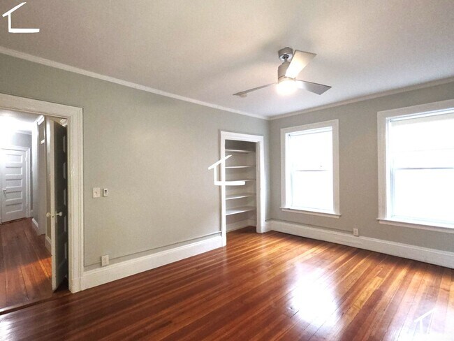 Building Photo - No Brokers Fee, Washington Sq. Area, Heat, Hot Water Included, Lage Bedrooms, Eat-in Kitchen, Lau...