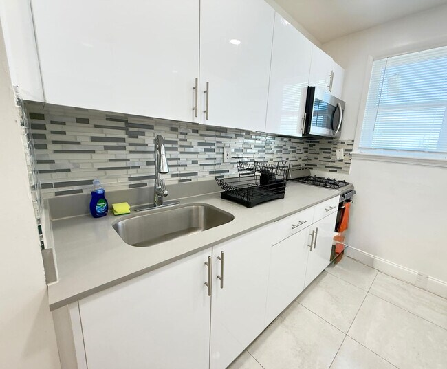 Building Photo - 324 Van Buren St