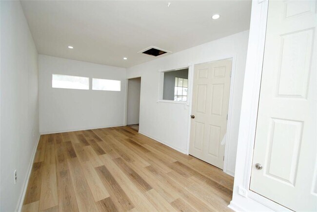 Building Photo - 2135 Bunzel St