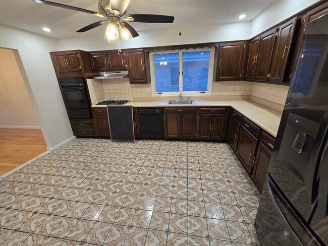 Kitchen - View 2 - 401 2nd St