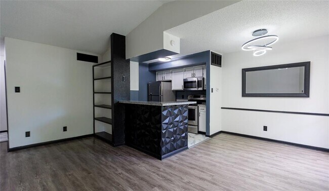 Primary Photo - 2120 El Paseo St