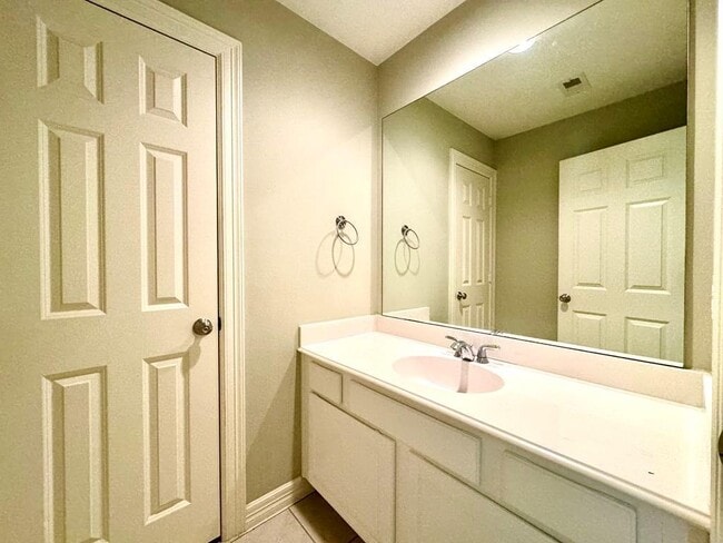 Building Photo - 2715 Cresthollow Ln