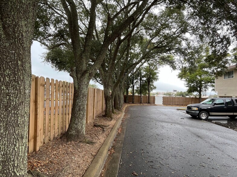 Mall Gate - 5001 Grande Dr