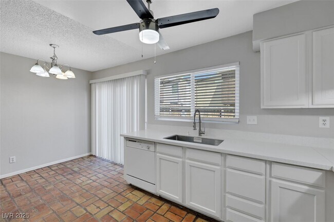Building Photo - 1520 Hialeah Dr