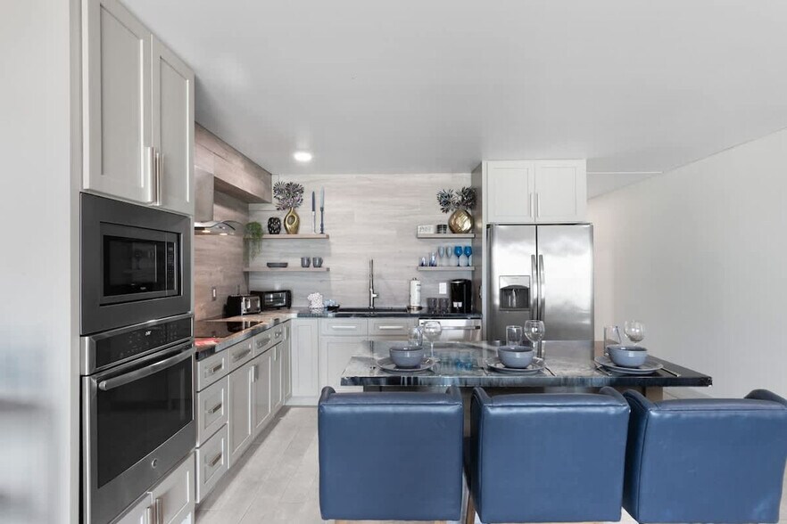 Building Photo - 8743 Thomas Dr