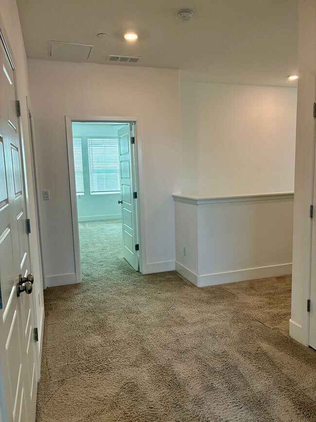 Building Photo - 2846 E Tamarind Dr