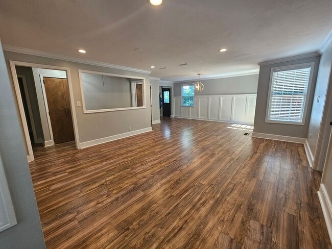 Building Photo - NEW LISTING!!!!!