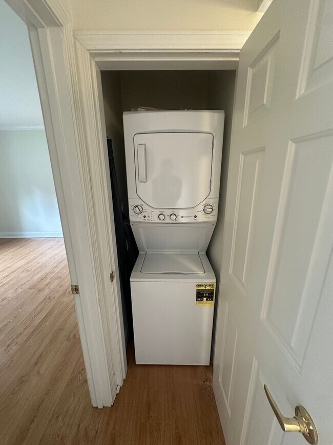 Building Photo - 3Br/2Bth in Oak Sq. Great for a roommates. 3 parking included,  laundry IN UNIT!