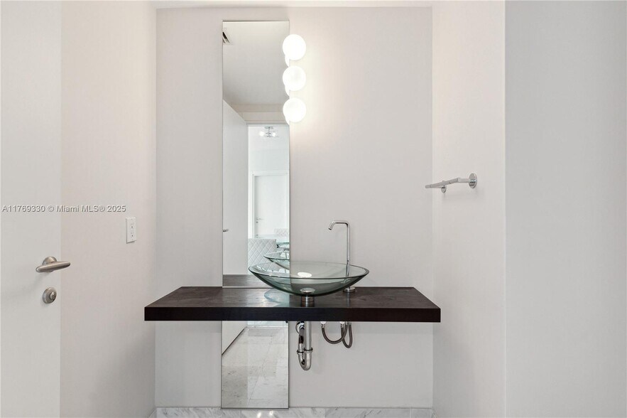 Building Photo - 200 Biscayne Boulevard Way