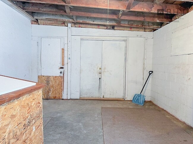 Building Photo - 6 month lease! 3 bed/ 1 bath Single Family Home on Coffeen!