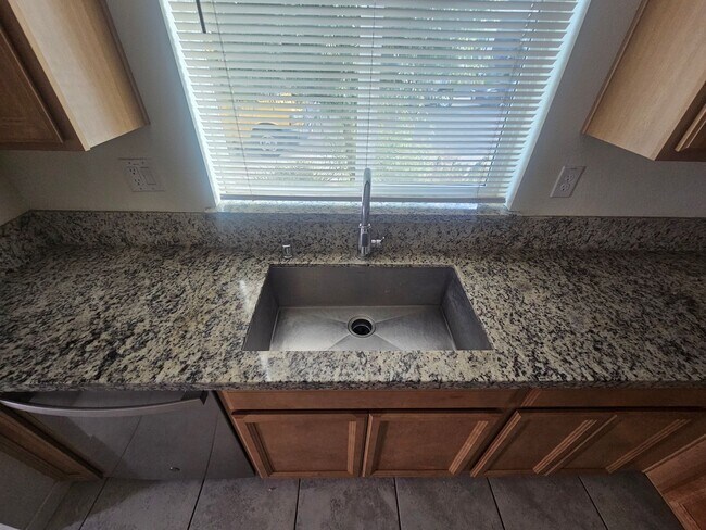 Building Photo - LOCATION, LOCATION, LOCATION 2 bedrooms an...