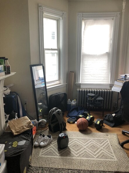 Building Photo - 121 Hillside St