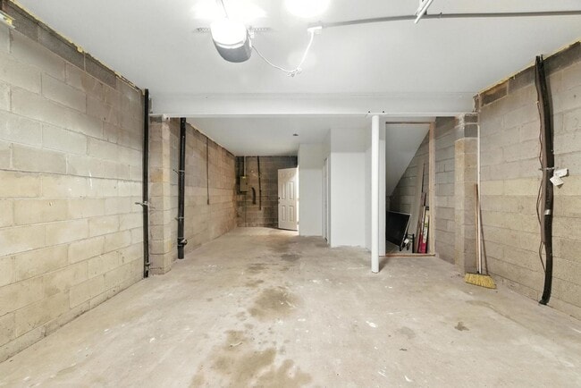Building Photo - 233 Mill Point Dr