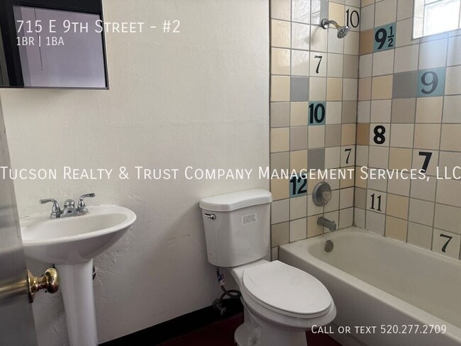 Building Photo - 715 E 9th St