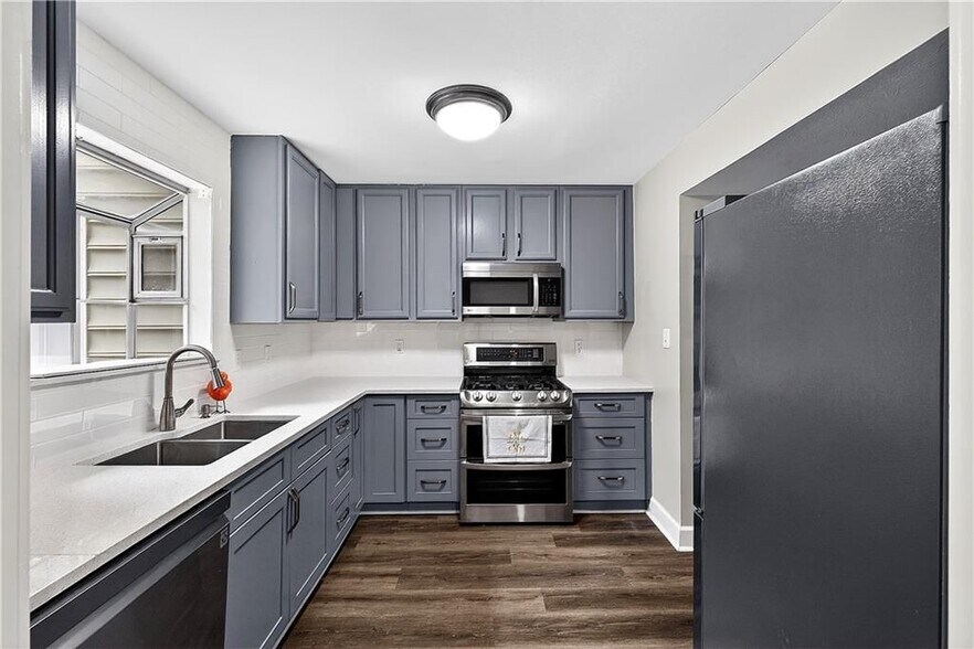 Building Photo - 679 Anderson Walk