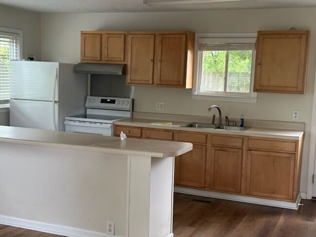 Building Photo - Desirable 3 Bedroom Home