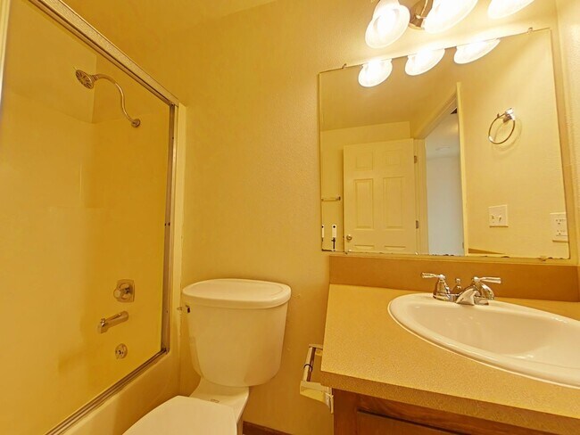 Building Photo - 2 Bedroom Apartment ~ Near 9th Street