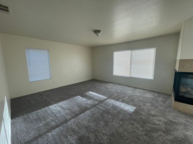 Building Photo - Victorville- Tanamera Home-  4 Bedrooms, 3...