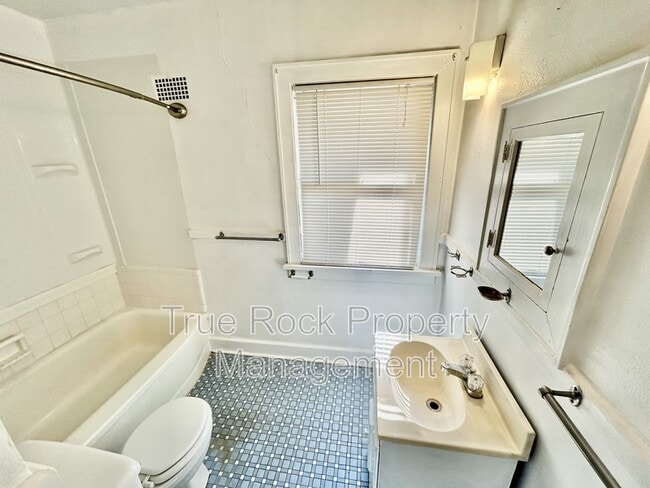 Building Photo - 1030 E 8th St