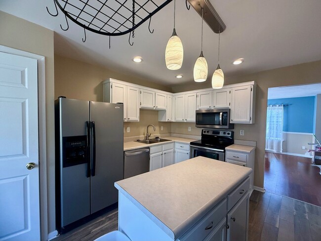 Building Photo - Beautiful 4 Bedroom Home for Rent – Pet Fr...