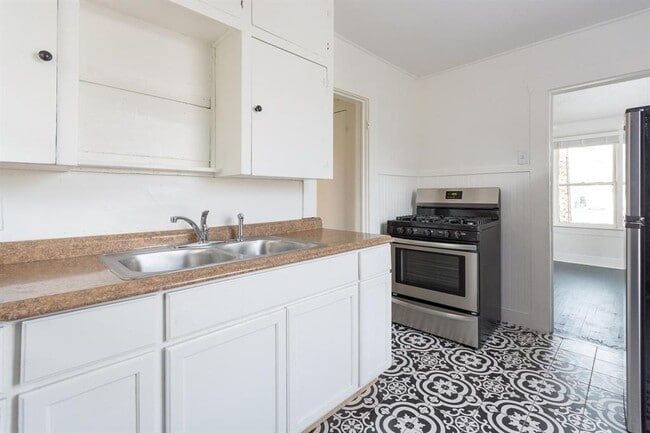 Building Photo - 57 Chalmers Ave