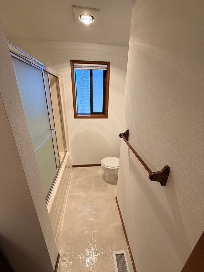 Building Photo - Two Bedroom Duplex in South Salem