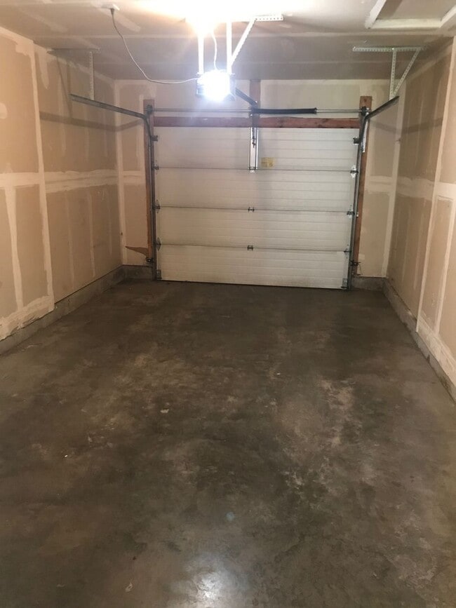 Building Photo - 2 Bedroom 1.5 Bathroom apartment Centrally located