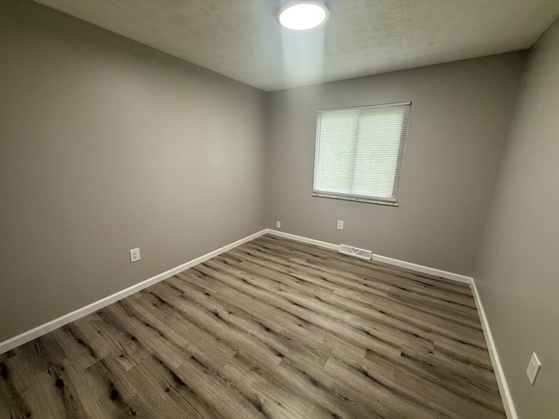 Building Photo - 5584 Chatford Dr