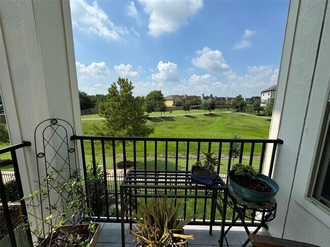 Building Photo - 2018 Royal Landing Dr