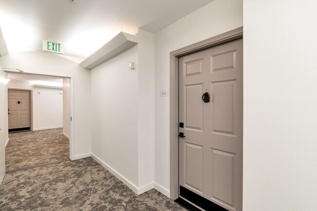 Building Photo - Amazing West Seattle 2 bedroom 2 bath W/S/...