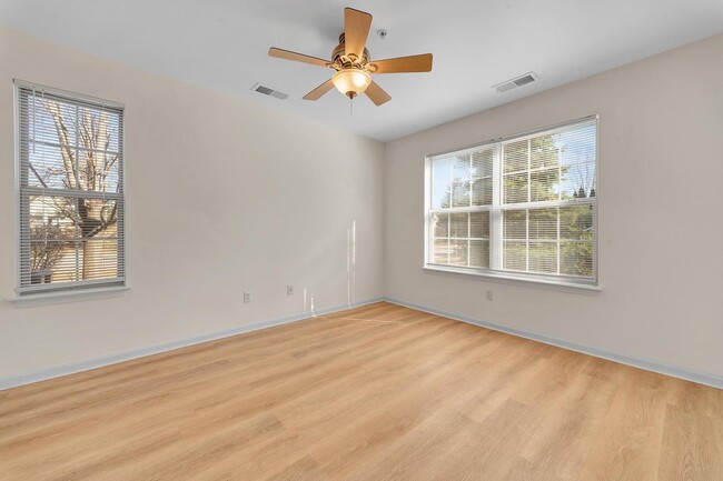 Building Photo - 352 Brookfield Dr