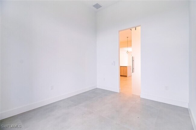 Building Photo - 123 SW 35th Ave